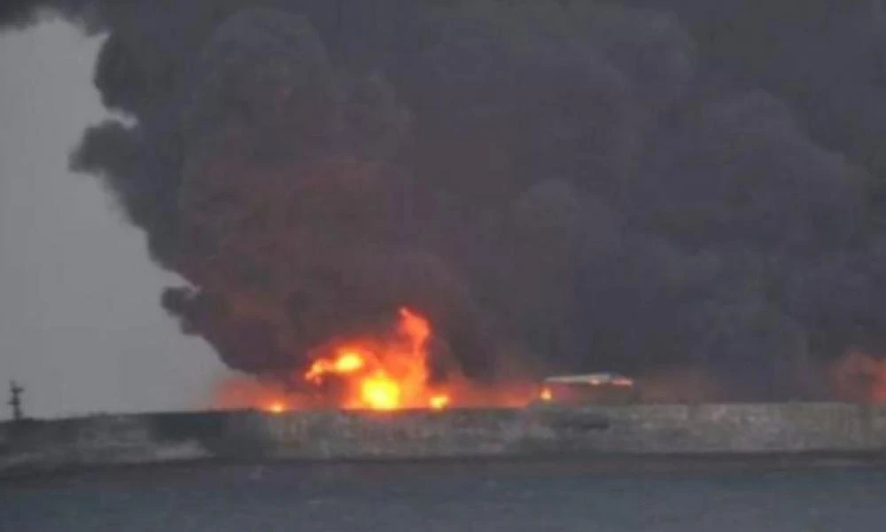 Εκκενώθηκε φλεγόμενο πλοίο στα ανατολικά του Άντεν μετά από επίθεση των Χούθι